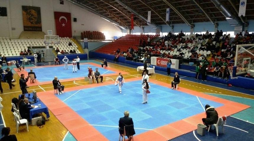 Ayvalıklı Tekvandocu Manisa&rsquo;dan Altın Madalya İle D&ouml;nd&uuml;