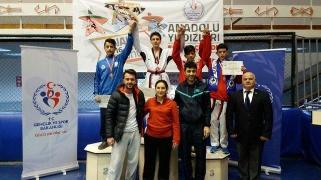 Ayvalıklı Tekvandocu Manisa&rsquo;dan Altın Madalya İle D&ouml;nd&uuml; 1