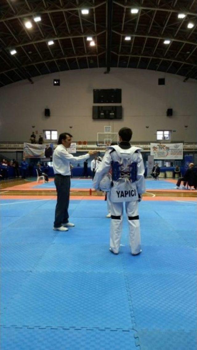 Ayvalıklı Tekvandocu Manisa&rsquo;dan Altın Madalya İle D&ouml;nd&uuml; 2