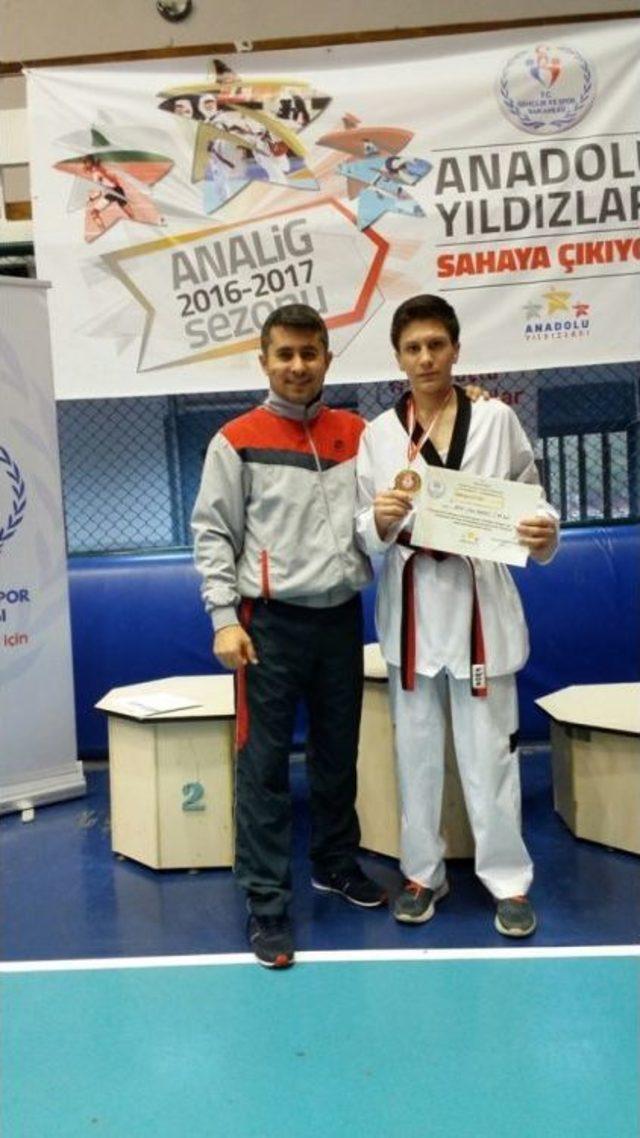 Ayvalıklı Tekvandocu Manisa&rsquo;dan Altın Madalya İle D&ouml;nd&uuml; 3
