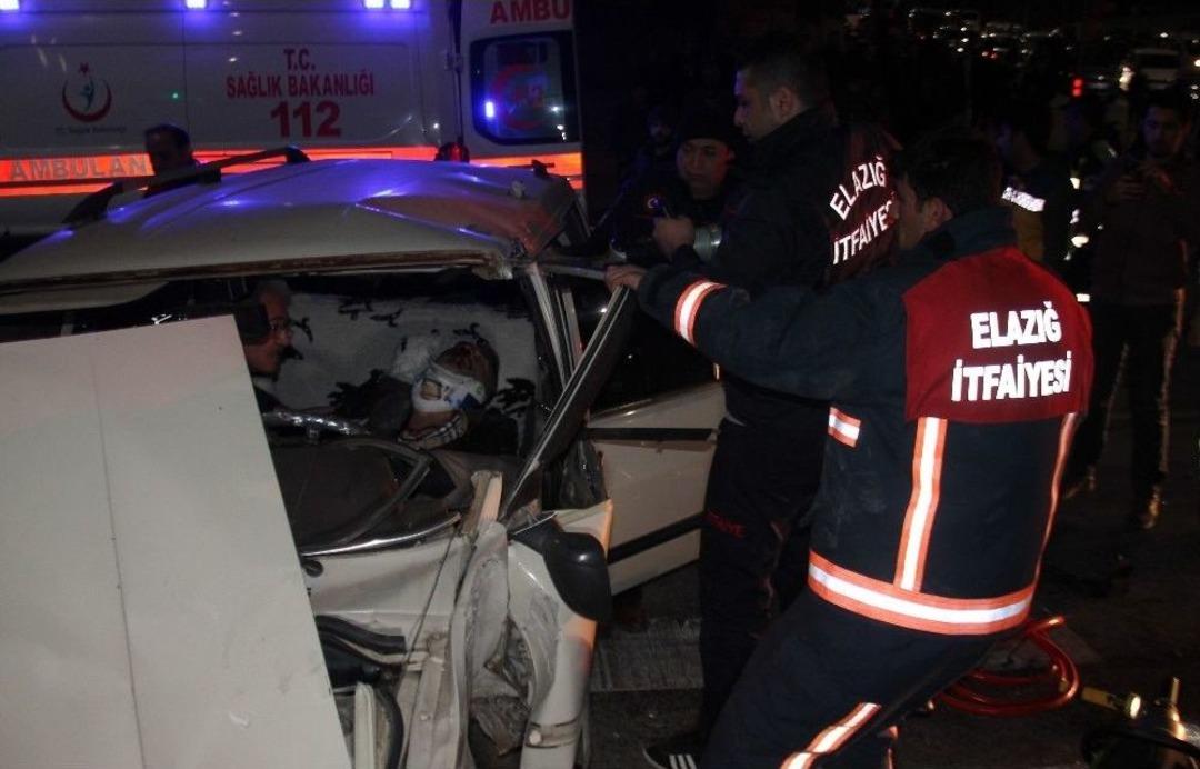Otomobilde Sıkışan S&uuml;r&uuml;c&uuml; Kurtarıldı