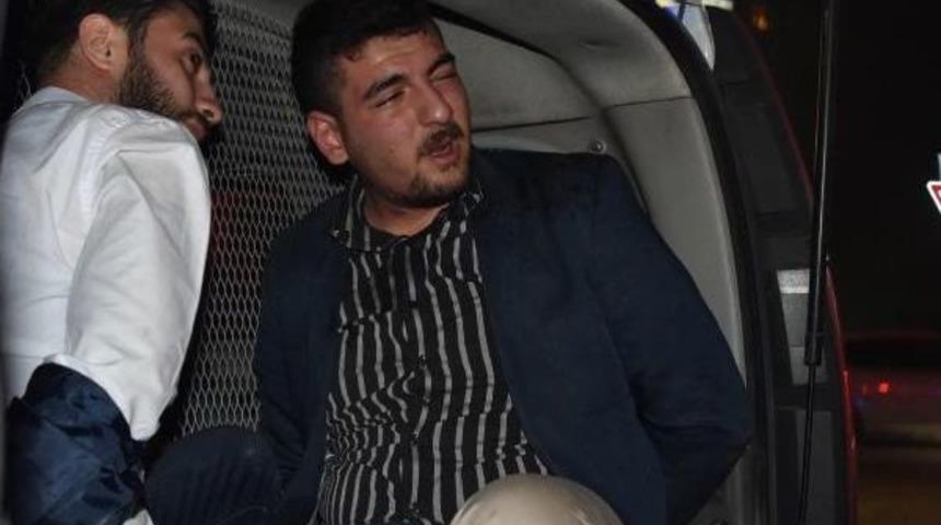 'dur' Ihtarına Uymayan Ş&uuml;pheliler Polis Aracına &Ccedil;arpınca Yakalandı