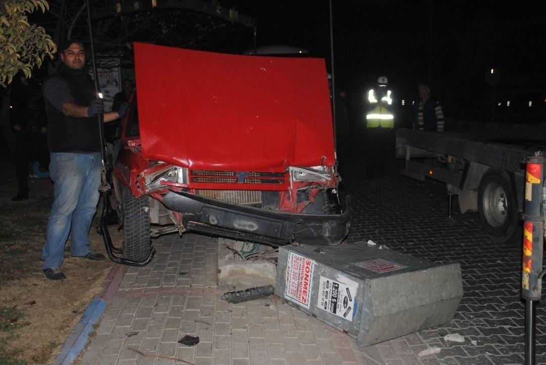 Aydın&rsquo;da 6 Ağacı Deviren Ara&ccedil; Trafoya &Ccedil;arpınca Durabildi