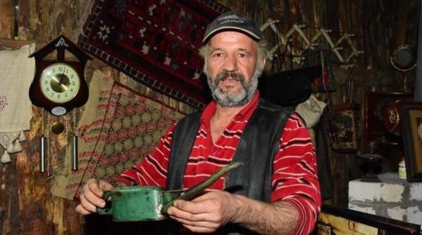 Emekli Komiser Eskilerle Yaşıyor