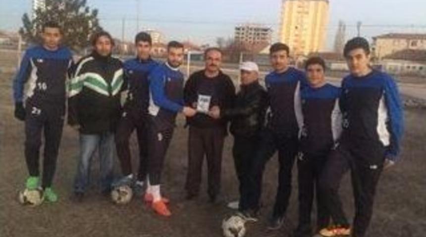 Futbolculardan Kendilerini Yalnız Bırakmayan Taraftara Plaket