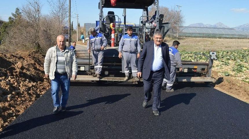 Serik&rsquo;te Grup Yolları Sıcak Asfaltla Kaplanıyor