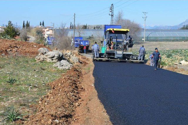 Serik’te Grup Yolları Sıcak Asfaltla Kaplanıyor