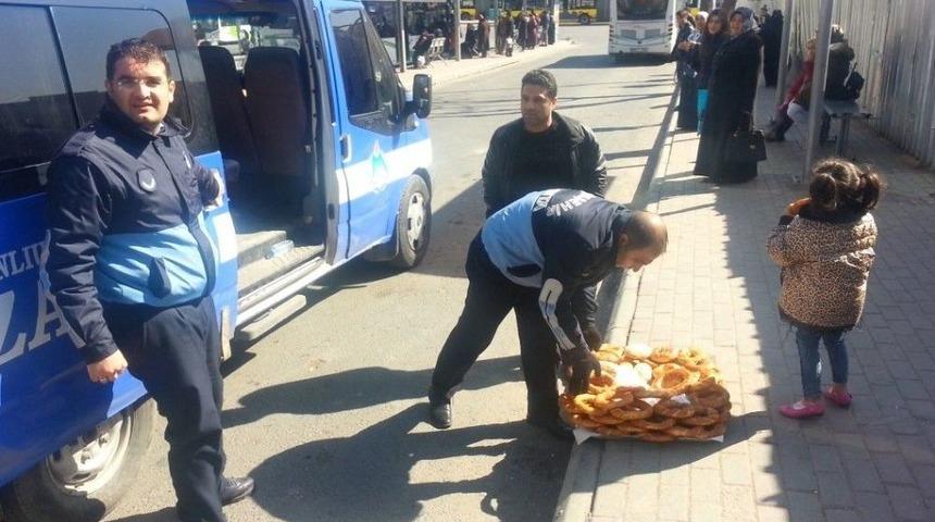 Suriyeli &Ccedil;ocuk Zabıtanın El Koyduğu Simitlerinin Arkasından Dakikalarca Baktı