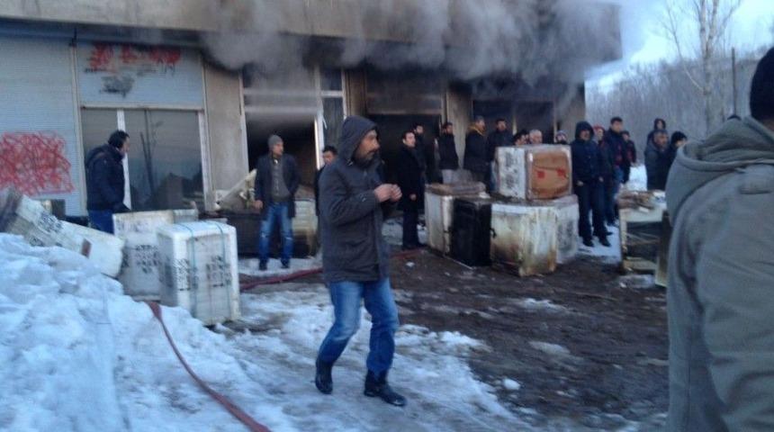 Mobilya D&uuml;kkanı Deposunda Yangın