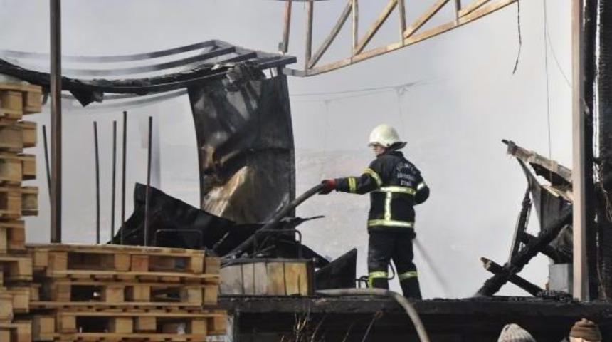 Gaziantep'te Ahşap Palet Atölyesinde Yangın