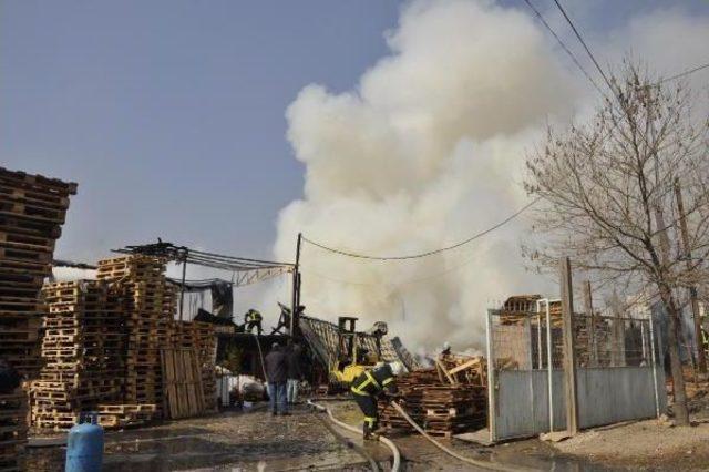 Gaziantep'te Ahşap Palet Atölyesinde Yangın