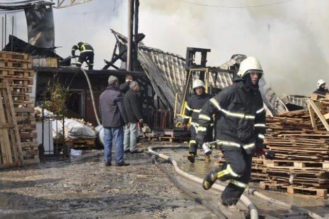 Gaziantep'te Ahşap Palet Atölyesinde Yangın