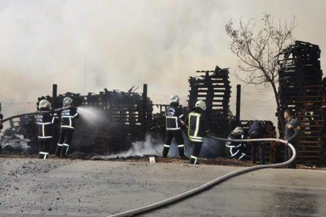 Gaziantep'te Ahşap Palet Atölyesinde Yangın