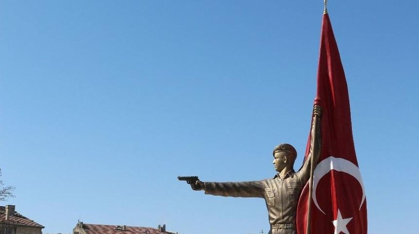 Şehit Halisdemir&rsquo;in Heykeli Memleketi Niğde&rsquo;ye Dikildi