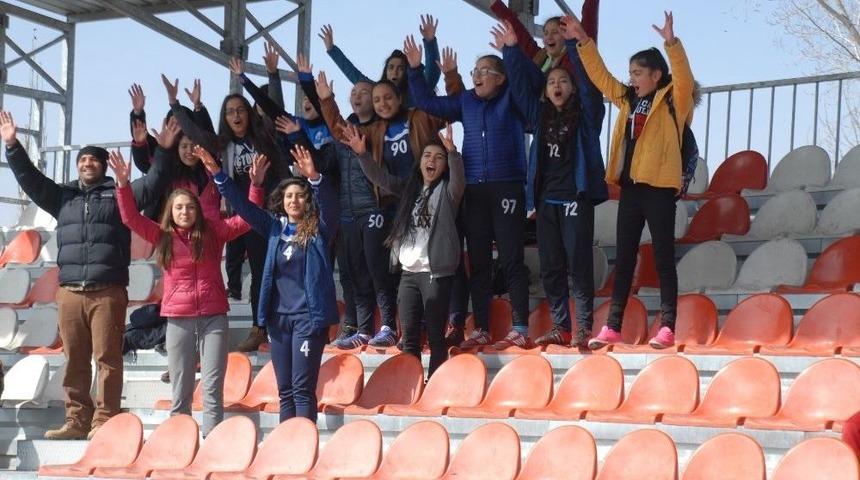 Erkekler Sustu, Kızlar Coştu