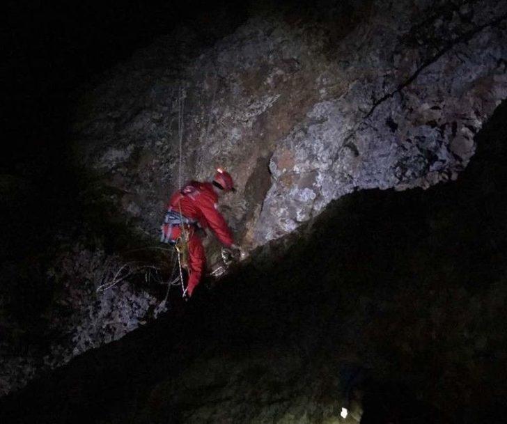 20 Gündür Kayalıklarda Mahsur Kalan Keçiyi Akut Kurtardı G2