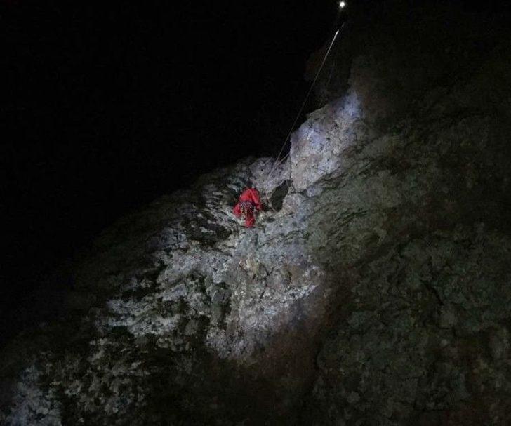 20 Gündür Kayalıklarda Mahsur Kalan Keçiyi Akut Kurtardı G3