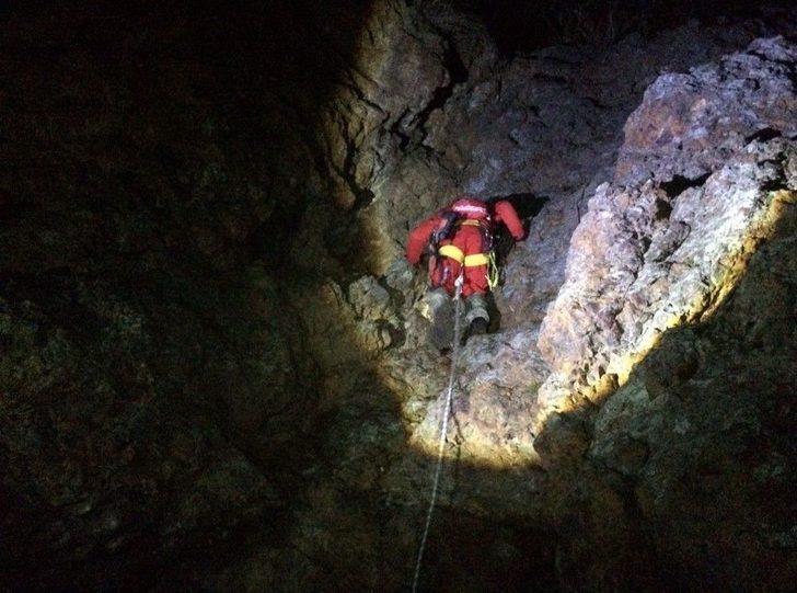 20 Gündür Kayalıklarda Mahsur Kalan Keçiyi Akut Kurtardı G4