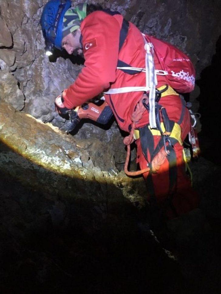 20 Gündür Kayalıklarda Mahsur Kalan Keçiyi Akut Kurtardı G5