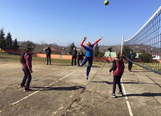 Engelli Öğrencisini Sırtına Alarak Spor Yaptıran Öğretmen Paylaşım Rekoru Kırıyor