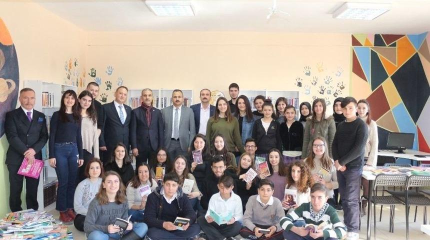 &Uuml;niversite &Ouml;ğrencilerinden Okul K&uuml;t&uuml;phanesi