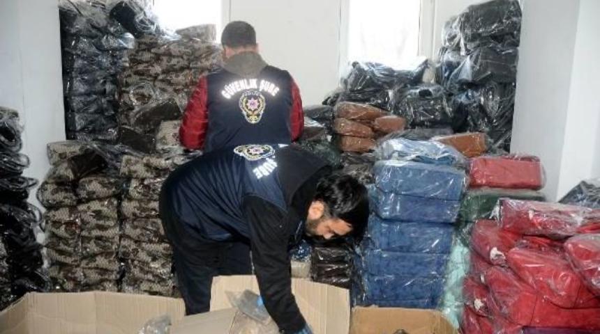 Fatih'te 5 Bin Taklit &Ccedil;anta Ele Ge&ccedil;irildi