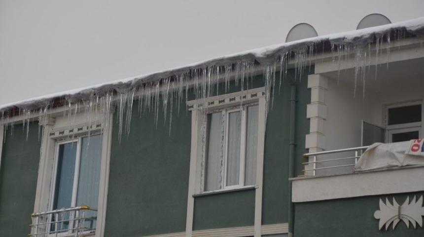 Iğdır Belediyesi Buz Sarkıtlarını Temizliyor