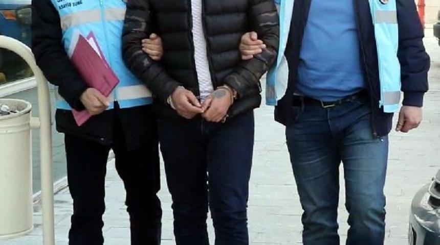 Kız Y&uuml;z&uuml;nden Tartıştığı Kişiyi, Bacaklarından Bı&ccedil;akladı