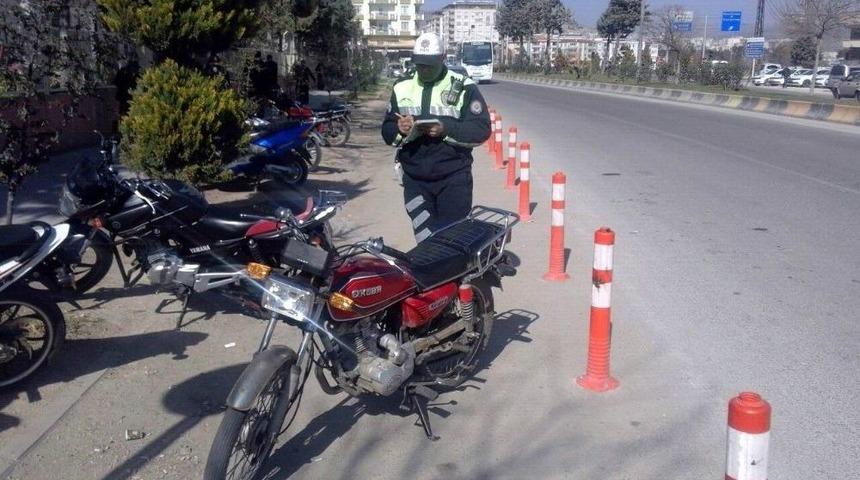 Hastane &Ouml;n&uuml;ne Park Edilen Motosikletlere Ceza Kesildi