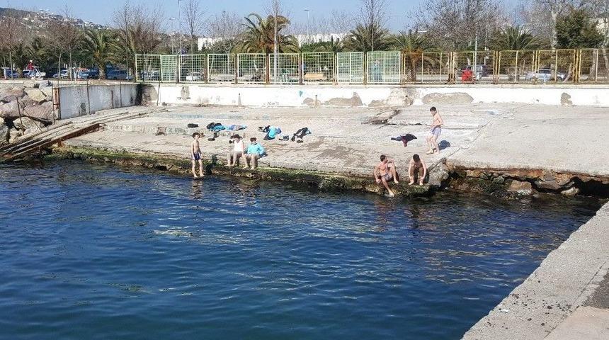 (&ouml;zel Haber) G&uuml;neş &Ccedil;ıkınca Denize Koştular