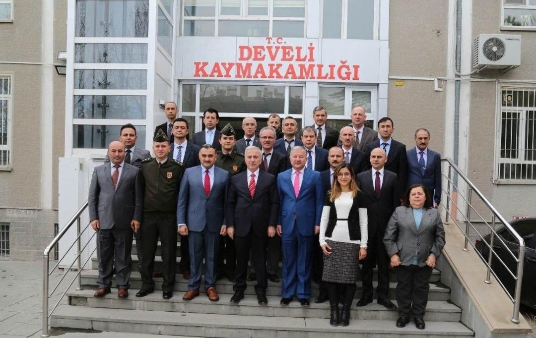 Vali Kam&ccedil;ı Develi&rsquo;de Muhtarlarla Buluştu