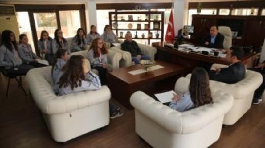 Finike&rsquo;nin Prensesleri Başkan Sarıoğlu&rsquo;nu Ziyaret Etti