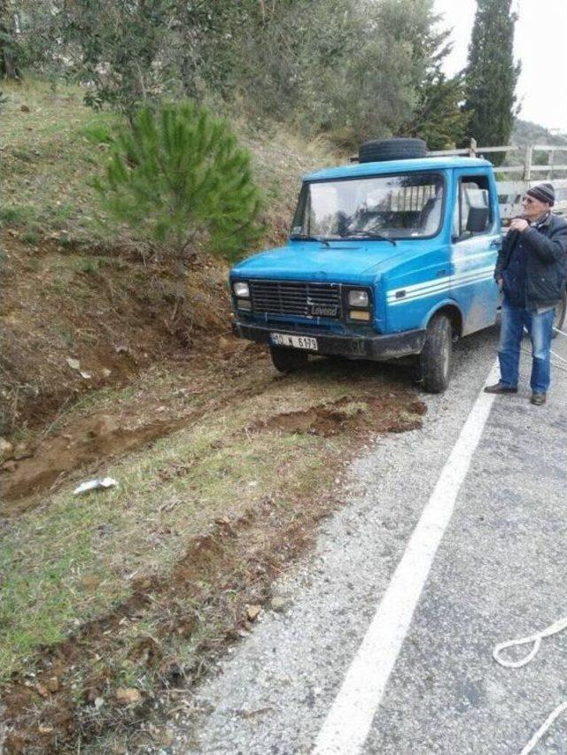 Trafik Kazasında Sıkışan İneği İtfaiye Kurtardı