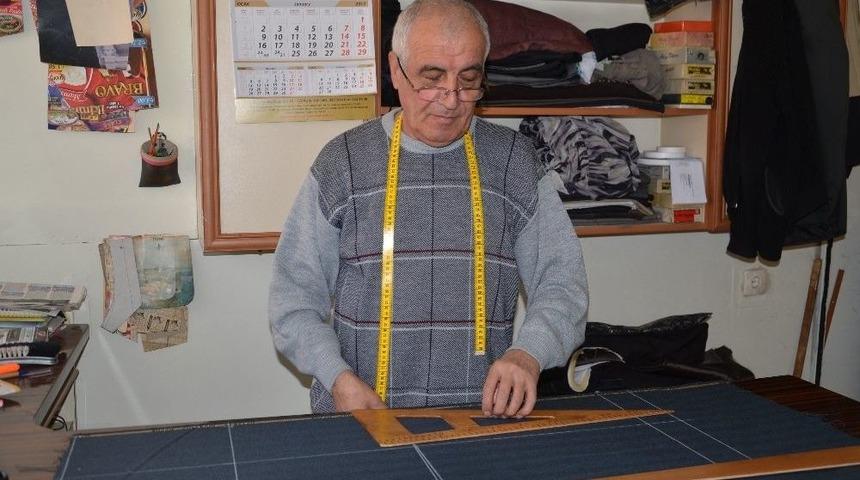 35 Yıldır Doğduğu K&ouml;yde Terzilik Yapıyor