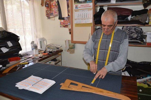 35 Yıldır Doğduğu K&ouml;yde Terzilik Yapıyor 1