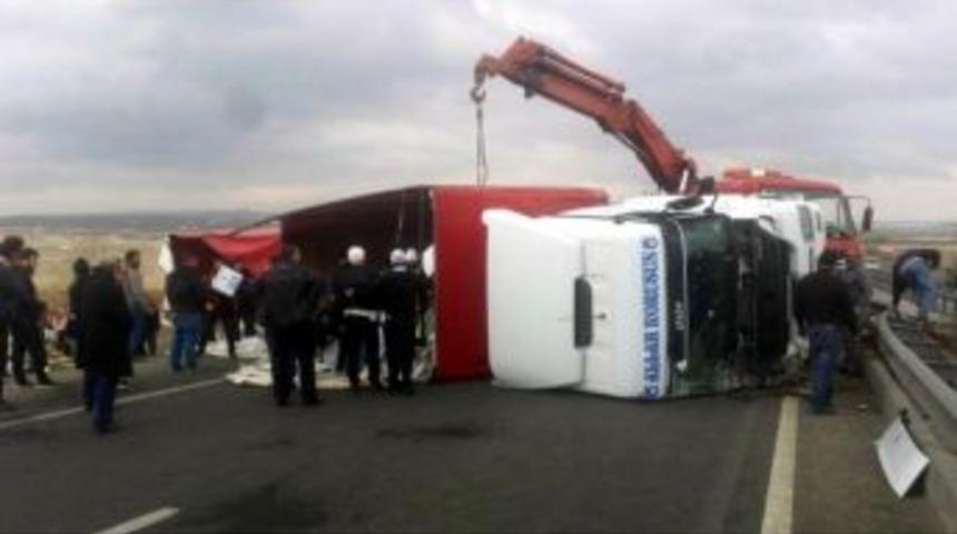 Kulu&rsquo;da Tır Devrildi: 1 Yaralı