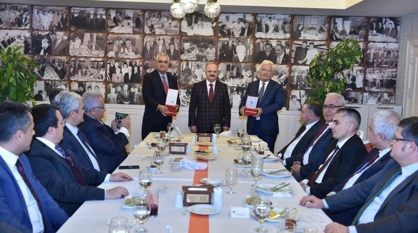 Vali &Ccedil;akacak, Emekliye Ayrılan Vali Yardımcıları Onuruna Yemek Verdi