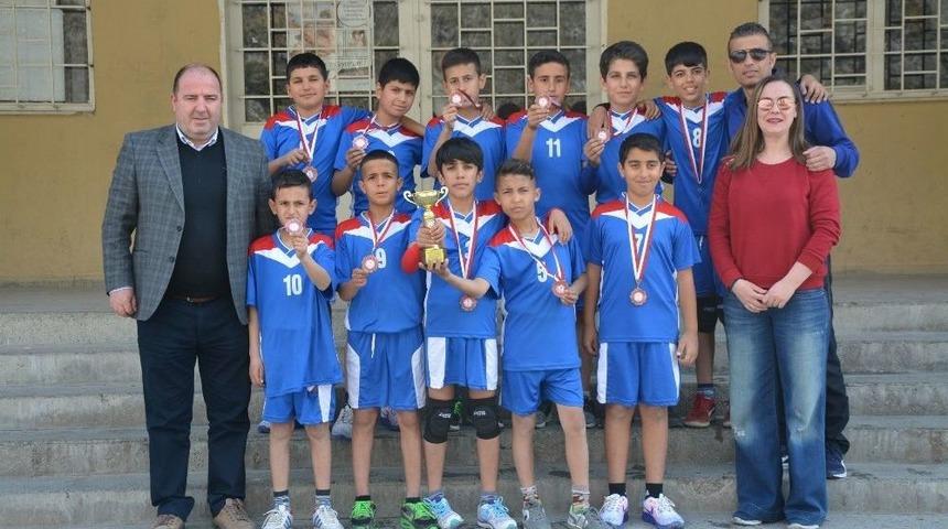 S&ouml;ke Sazlı Ortaokulu&rsquo;nun Voleybol Başarısı