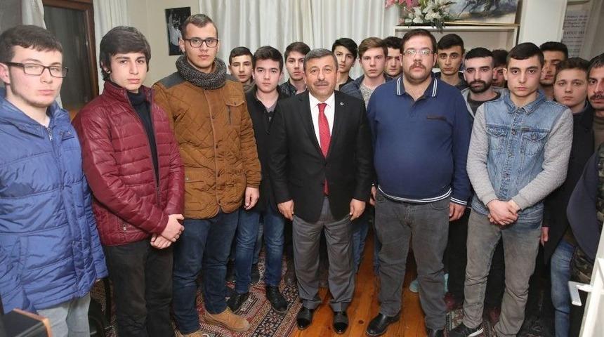 Başkan Karabacak, &Uuml;lk&uuml;c&uuml; Gen&ccedil;lerle Buluştu