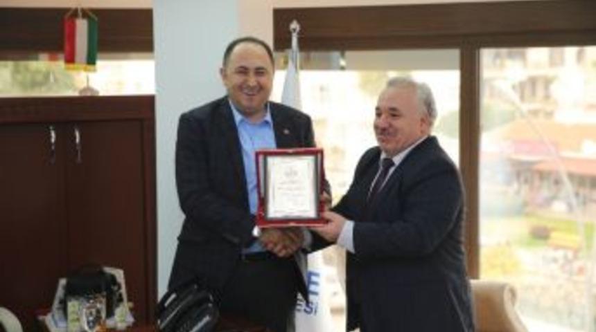 Başkan Sarıoğlu&rsquo;na Teşekk&uuml;r Plaketi