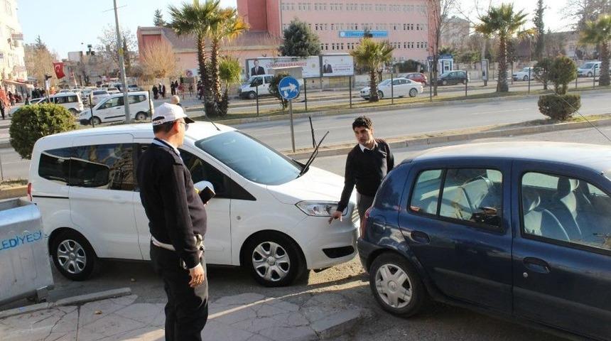 Kaldırım &Ouml;n&uuml;nde Yayaların Ge&ccedil;işine Engel Olan Ara&ccedil;lara Ceza Yazıldı