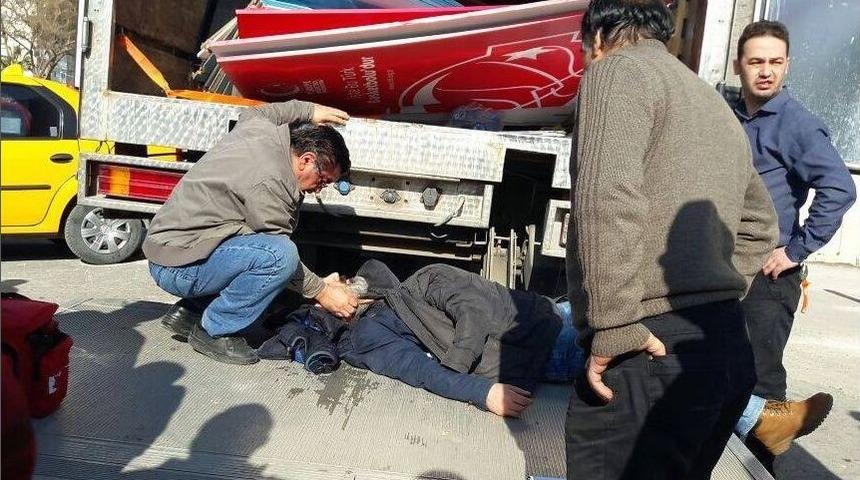 Kamyondan İndirmek İstediği Malzemelerin Altında Kaldı