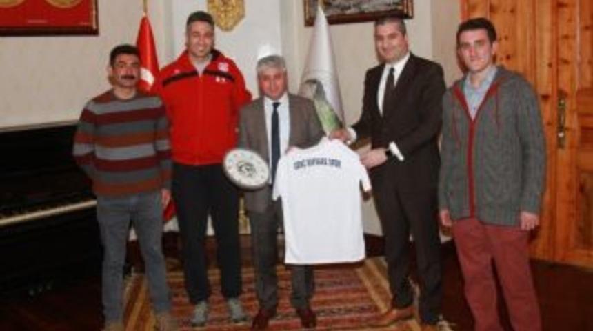 Gen&ccedil; Kafkars Spor Başkanı Bayramoğlu&rsquo;ndan Vali Doğan&rsquo;a Forma