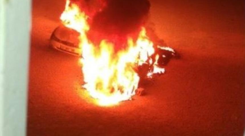 Mersin&rsquo;de 2 Otomobil Kundaklandı