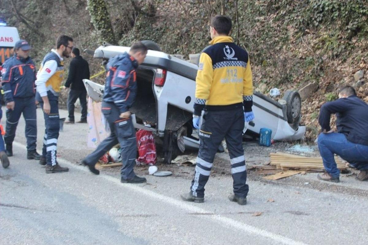 Otomobil Takla Attı: 1 &Ouml;l&uuml;, 2 Yaralı
