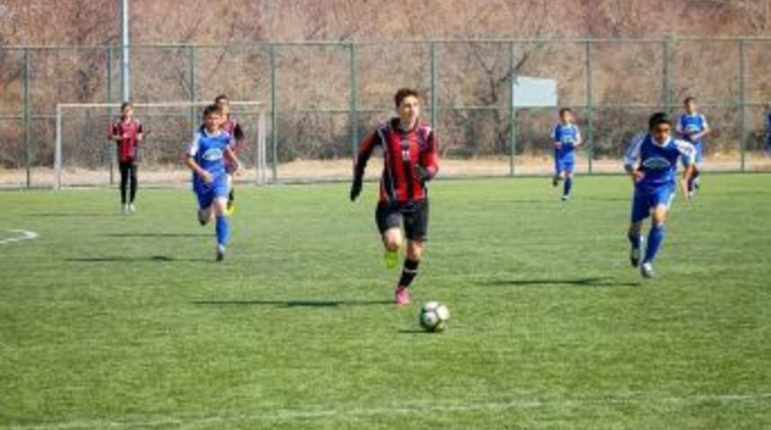 Yıldız Erkekler Futbol İl Birinciliği M&uuml;sabakaları Devam Ediyor