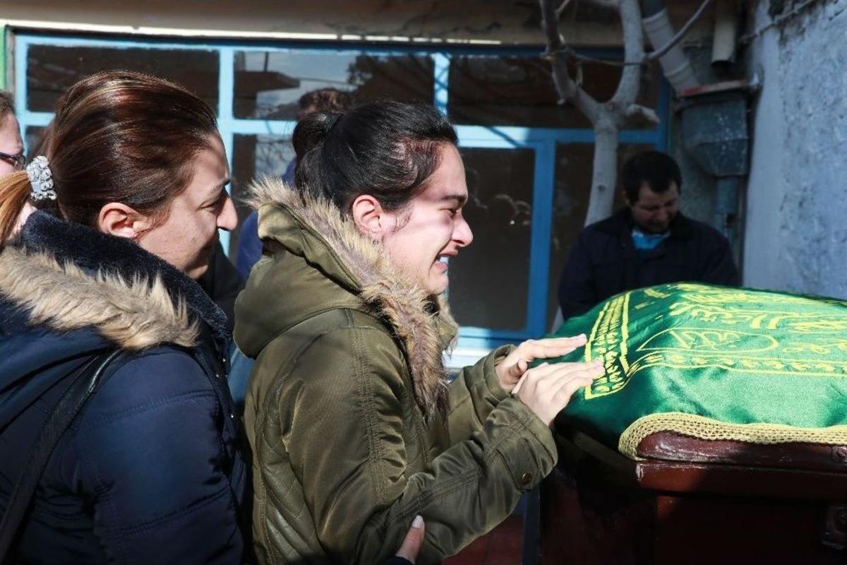 &Uuml;vey Babasının &Ouml;ld&uuml;rd&uuml;ğ&uuml; Ahmet&rsquo;i Sınıf Arkadaşları Uğurladı