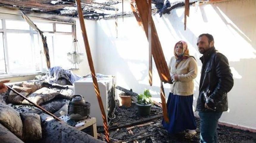 Evleri Yandı, Sadece Saksıdaki &Ccedil;i&ccedil;ekler Alevlerden Etkilenmedi