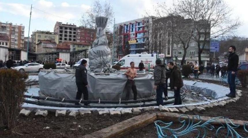 D&uuml;n Usturayla, Bug&uuml;n De Bı&ccedil;akla Intihara Kalkıştı