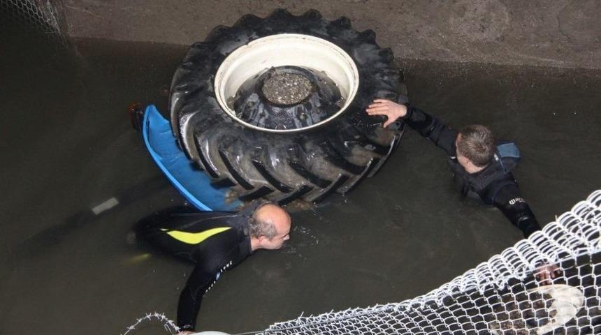 Su Kanalına U&ccedil;an Trakt&ouml;rde Can Verdi